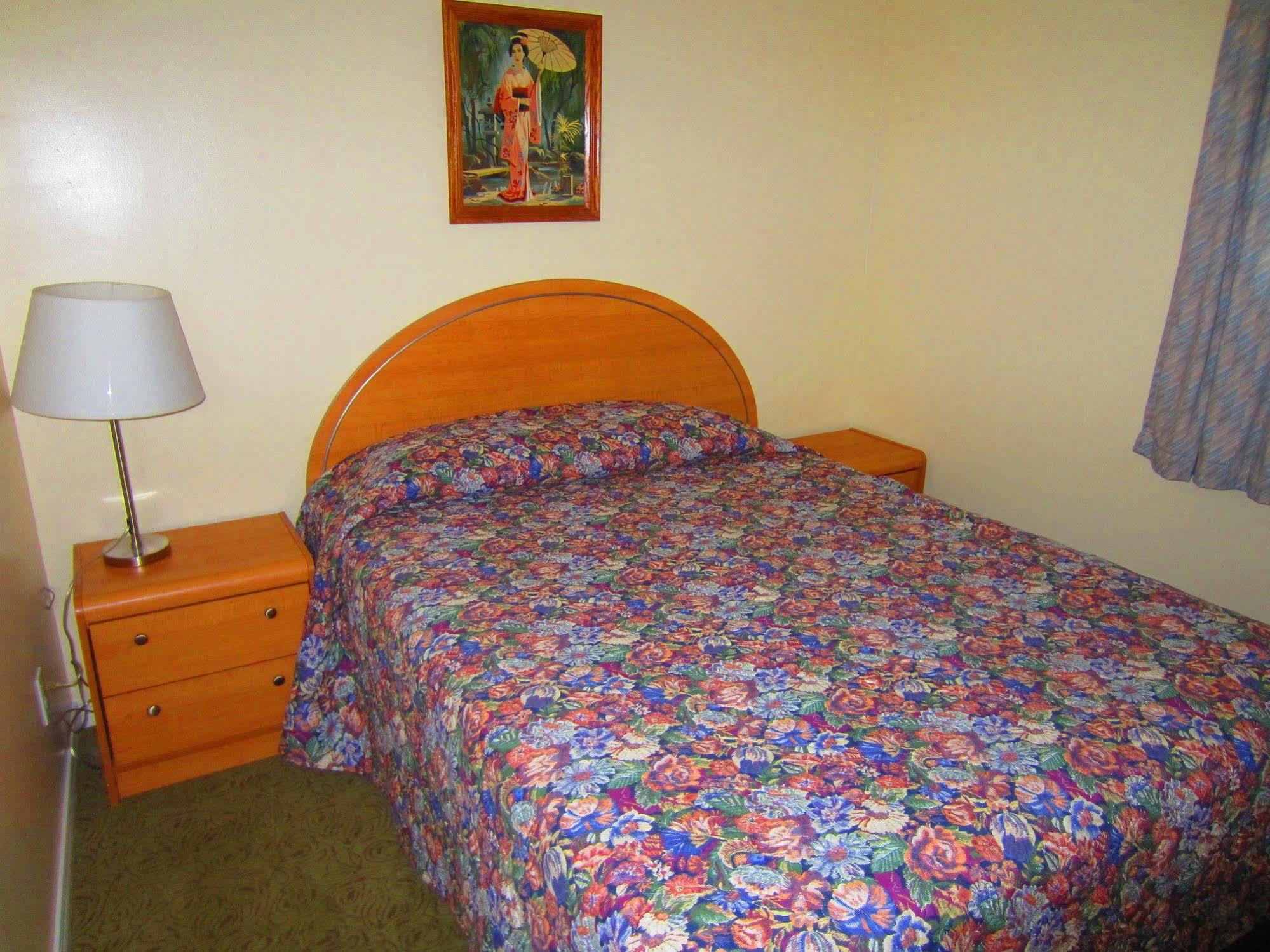 Black Sea Motel Пентиктон Экстерьер фото