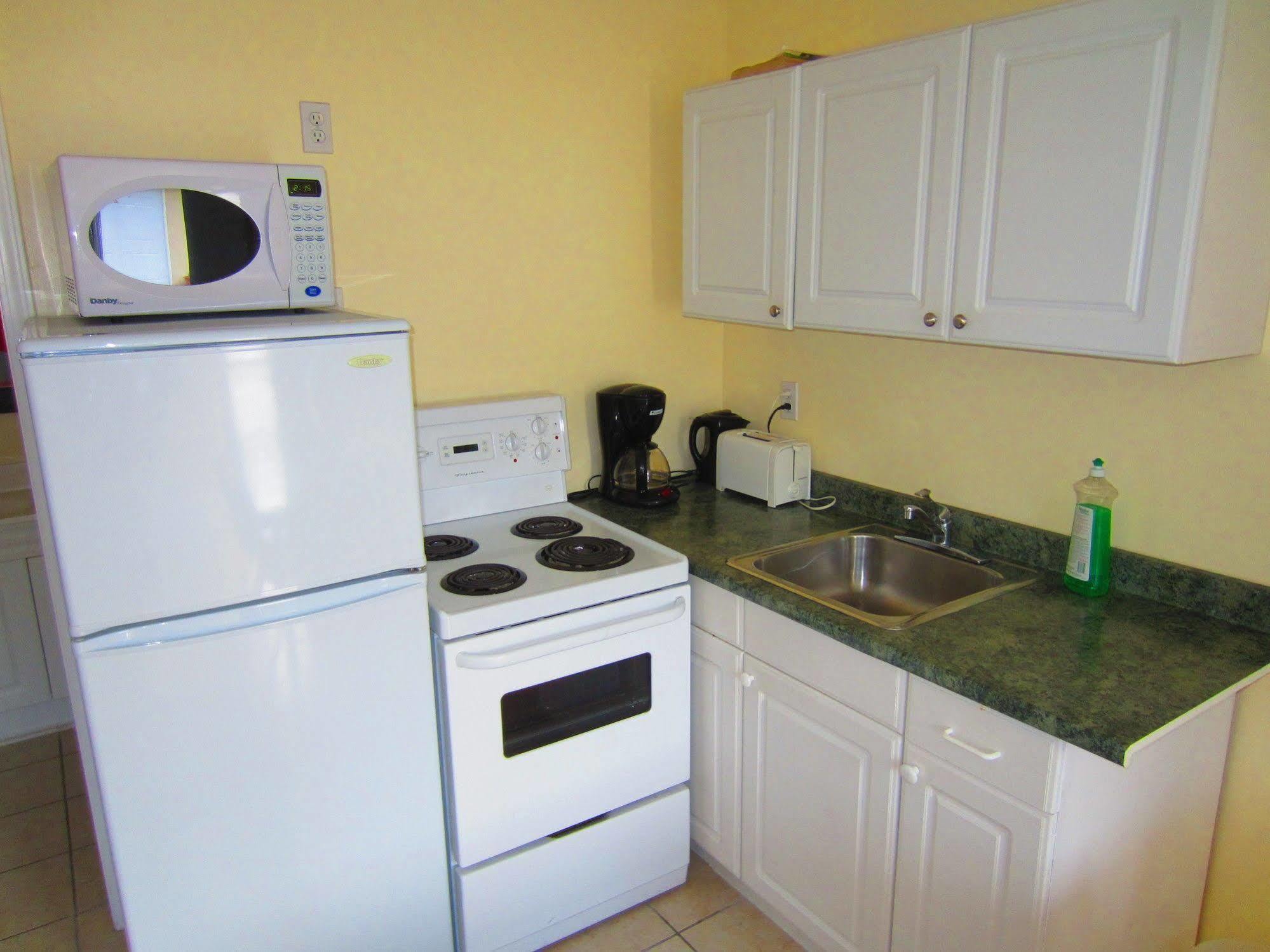 Black Sea Motel Пентиктон Экстерьер фото